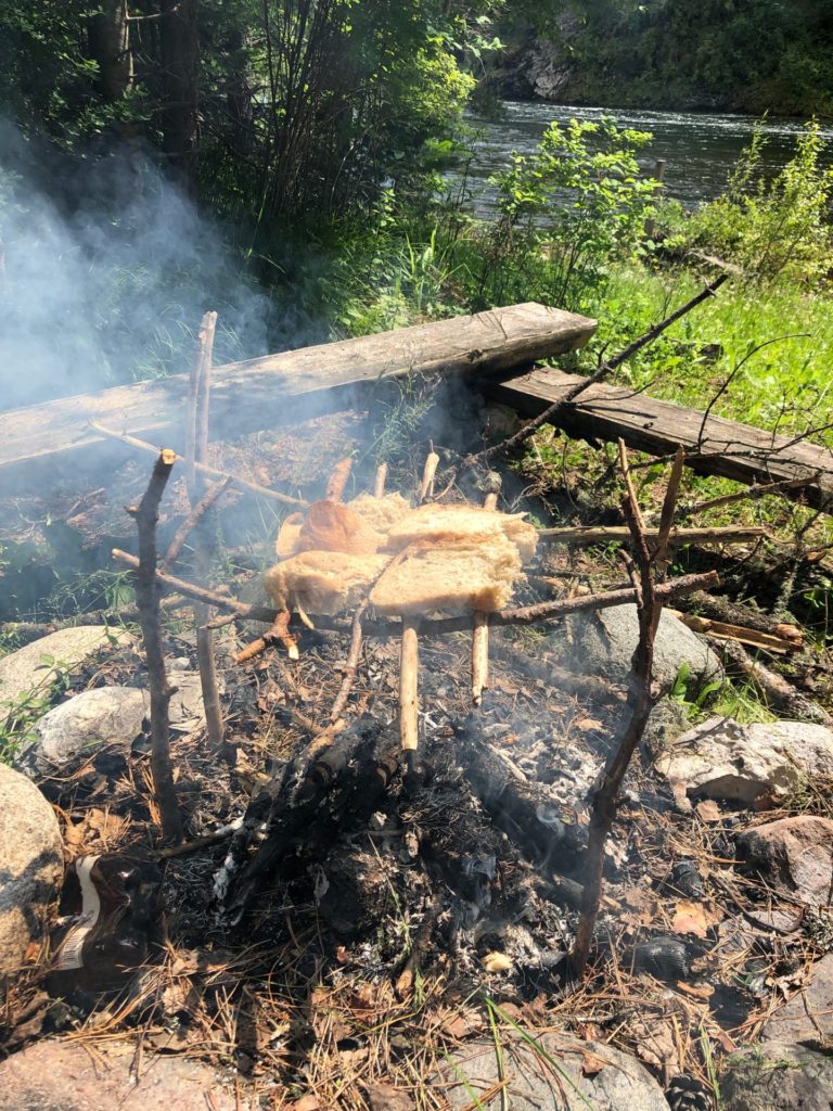 Зажаривание хлеба на огне